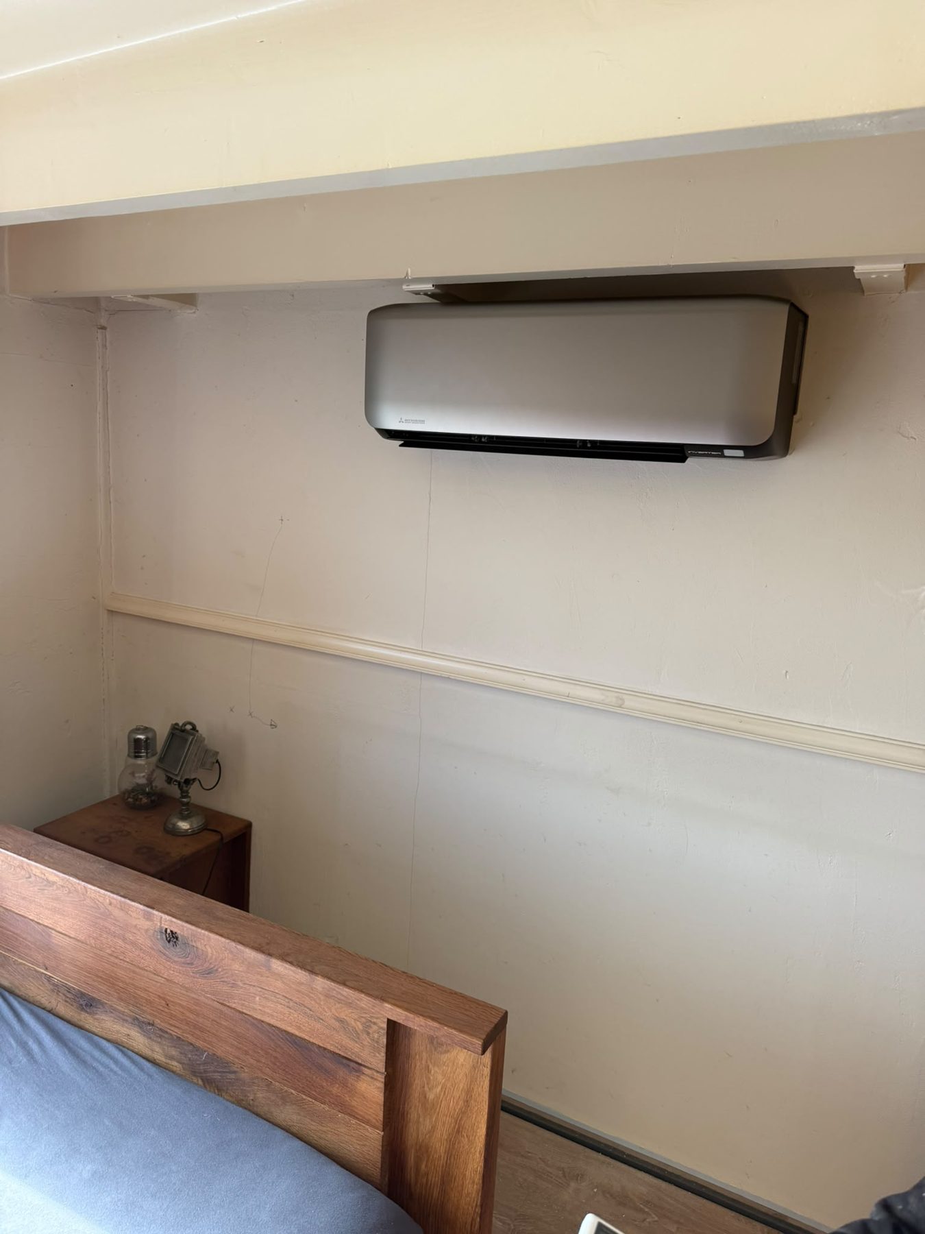Slaapkamer met een strak geplaatste Mitsubishi Heavy Industries-unit